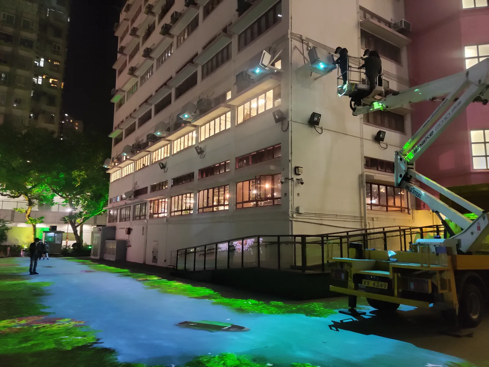 Projection Mapping vs Interactive Projection: Differences and Use Cases