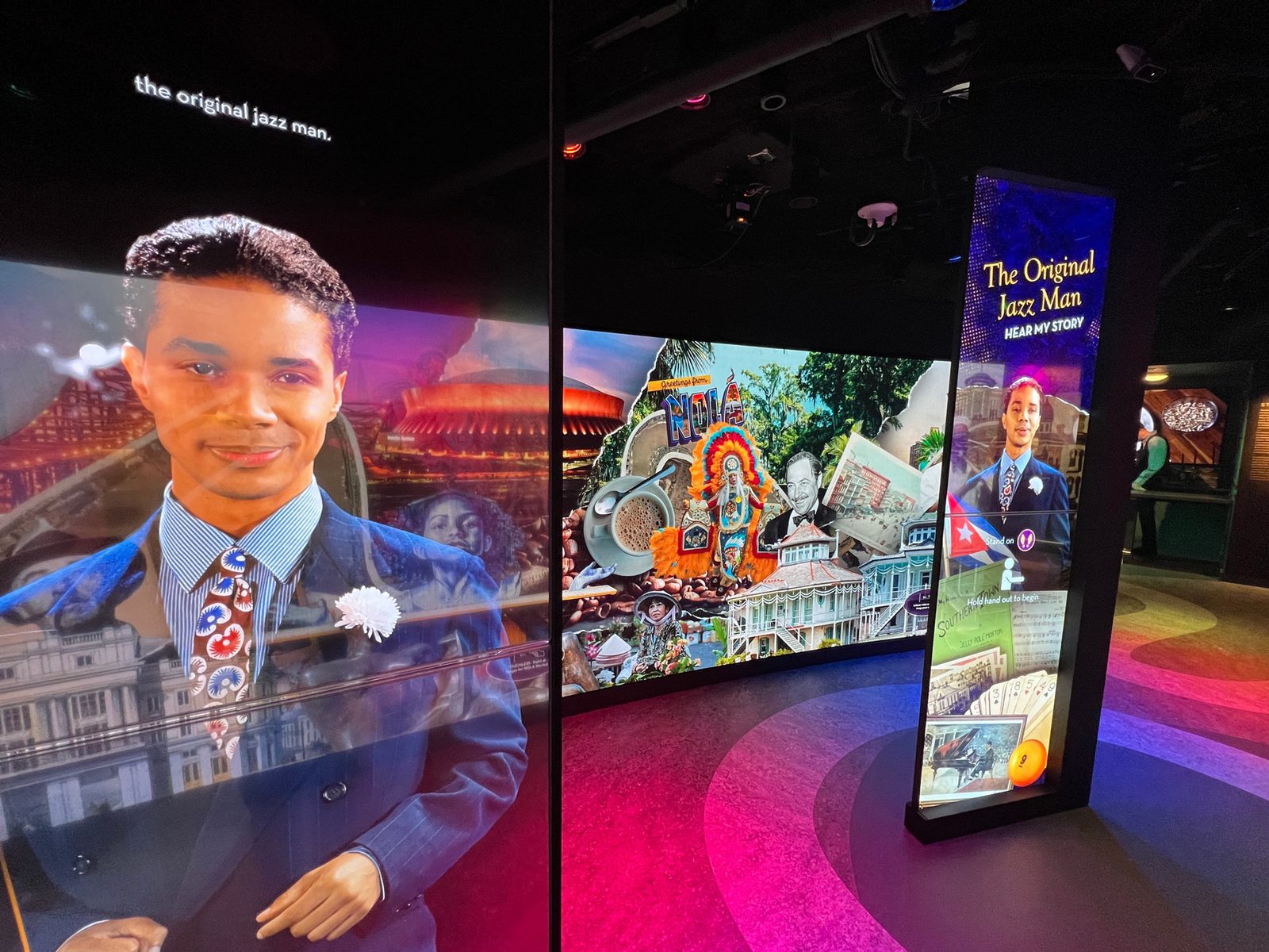 Screen prompting a visitor to raise a hand to start a gesture game