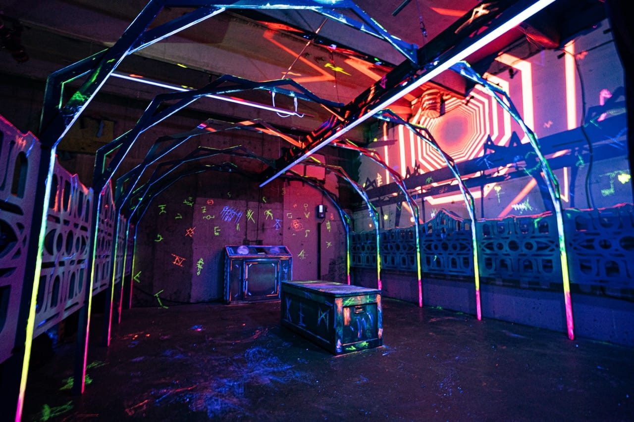 Immersive dark space built from neon geometric projection