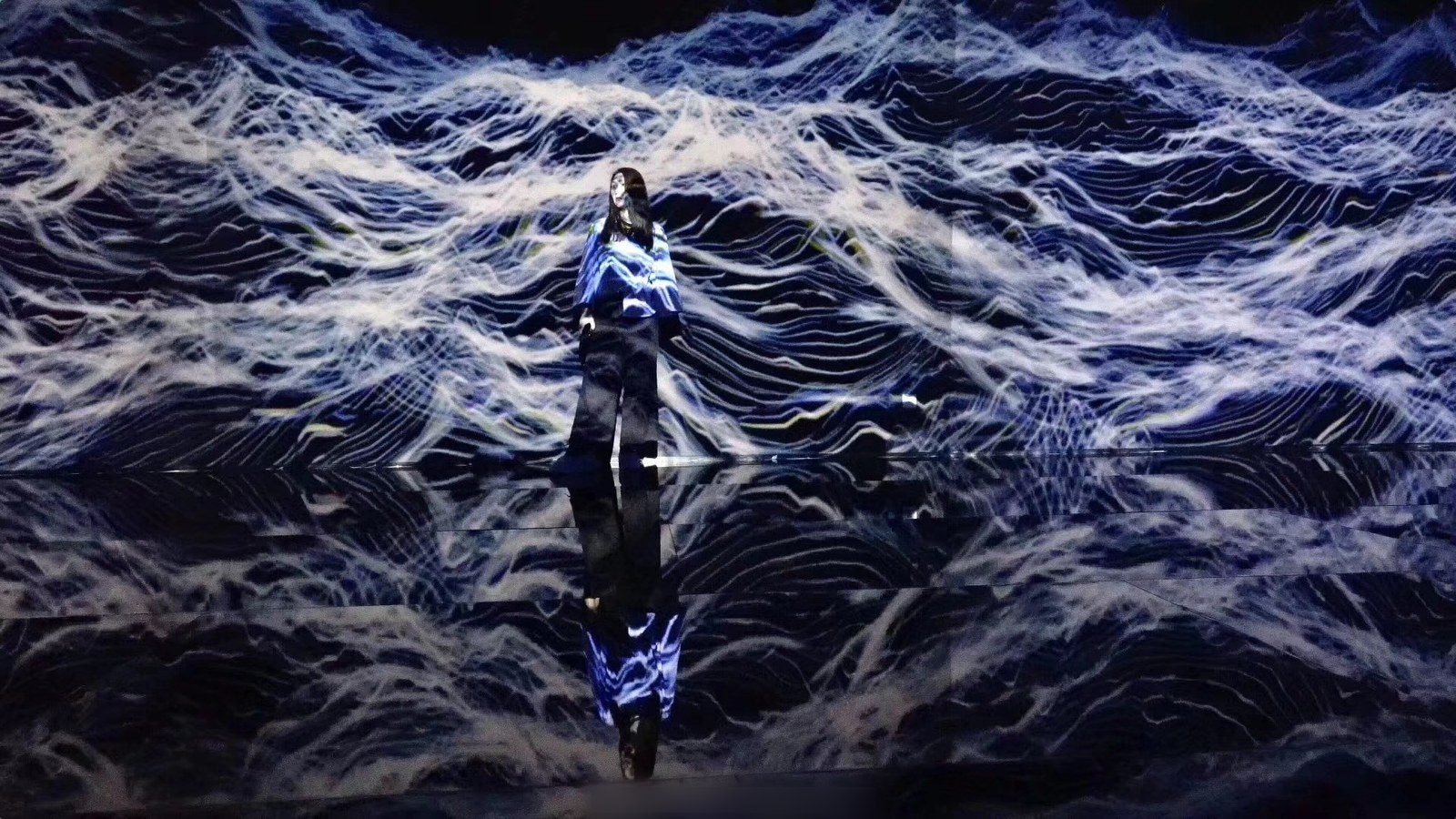 Pepper's Ghost holographic display case showing a floating product